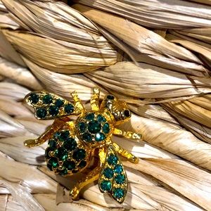 Joan Rivers bumblebee pin -green jewels